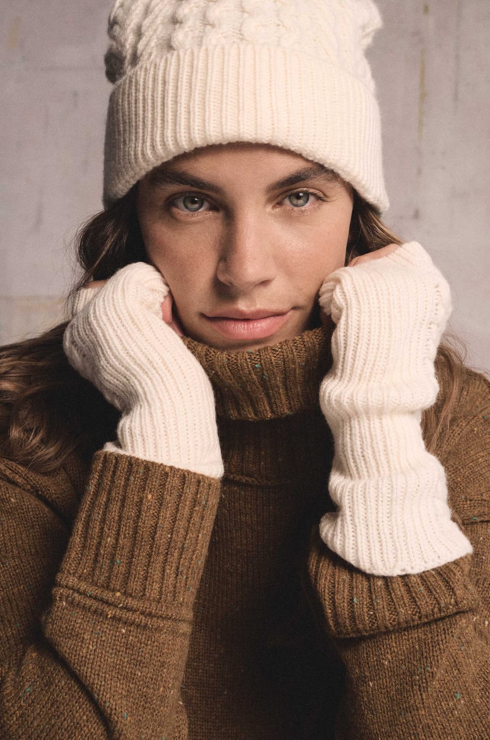 HOCHE cable knit hat;${refinementColor}