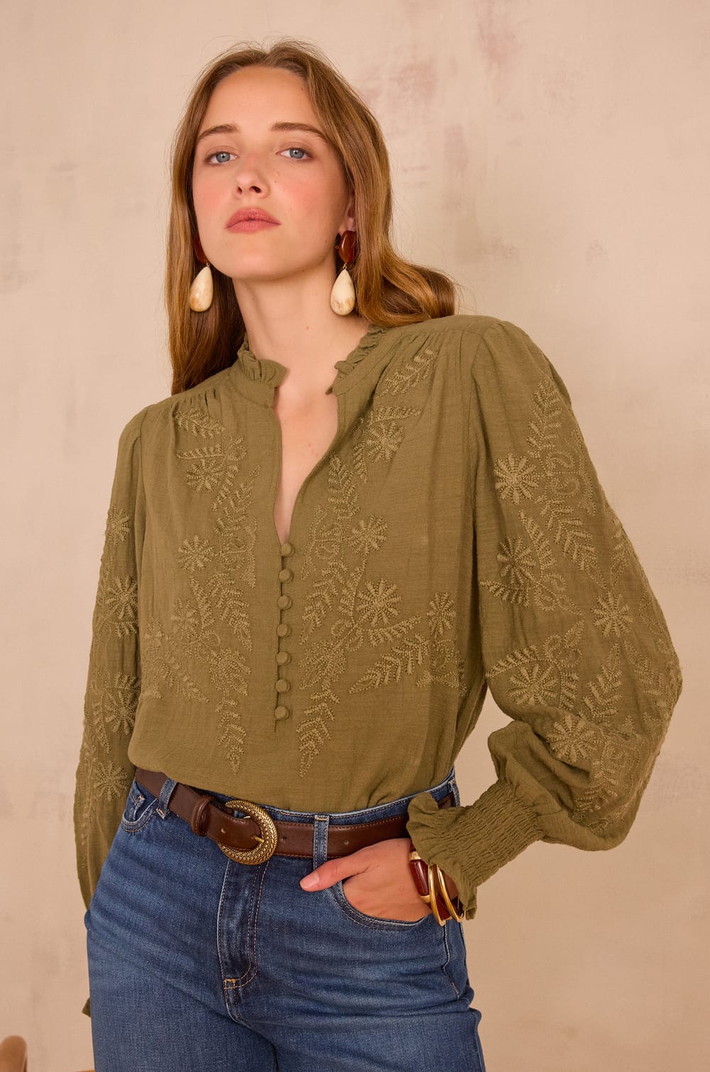 MALIA embroidered blouse in 100% cotton;${refinementColor}