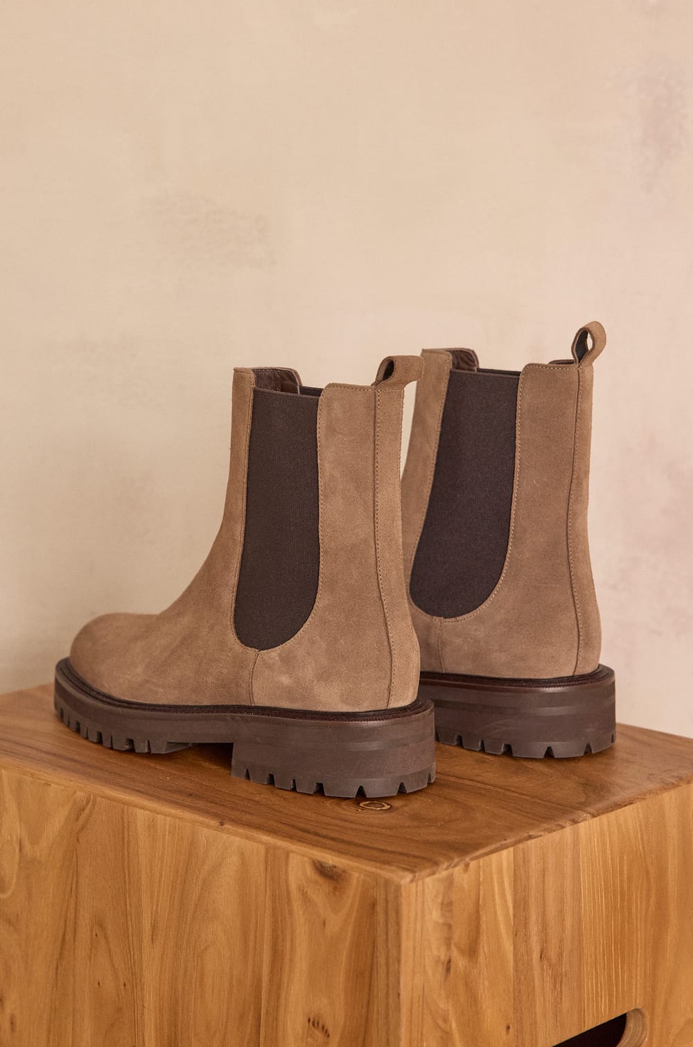 VICTOIRE leather boots;${refinementColor}
