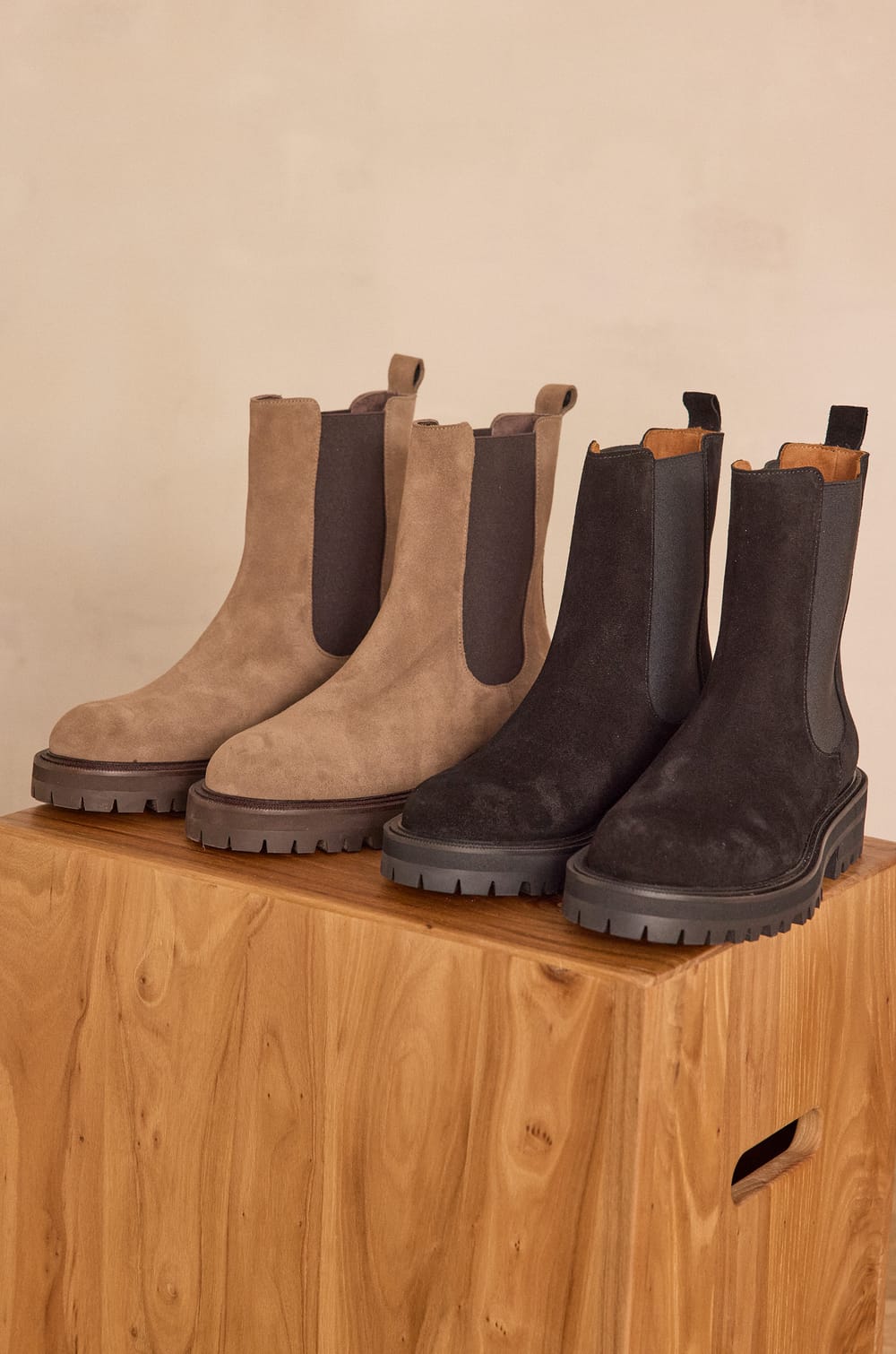 VICTOIRE leather boots;${refinementColor}