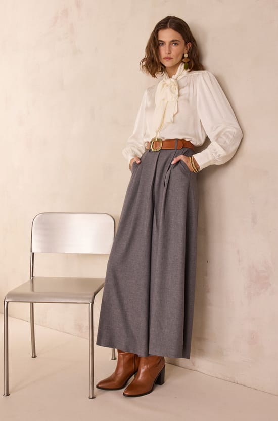 Fluid blouse with pussy bow SPIRIT;${refinementColor}