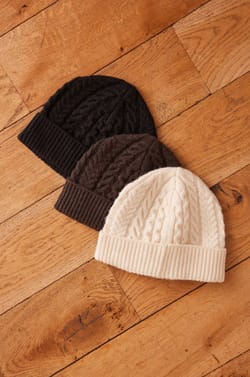 HOCHE cable knit hat;${refinementColor}