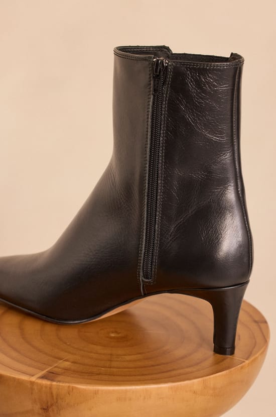 Low-heeled leather ankle boots ODILE;${refinementColor}