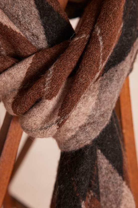 TOBIAS sjaal in wol en alpaca;${refinementColor}