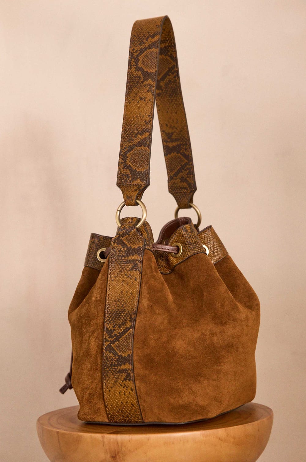 VALENTIN leather bucket bag;${refinementColor}