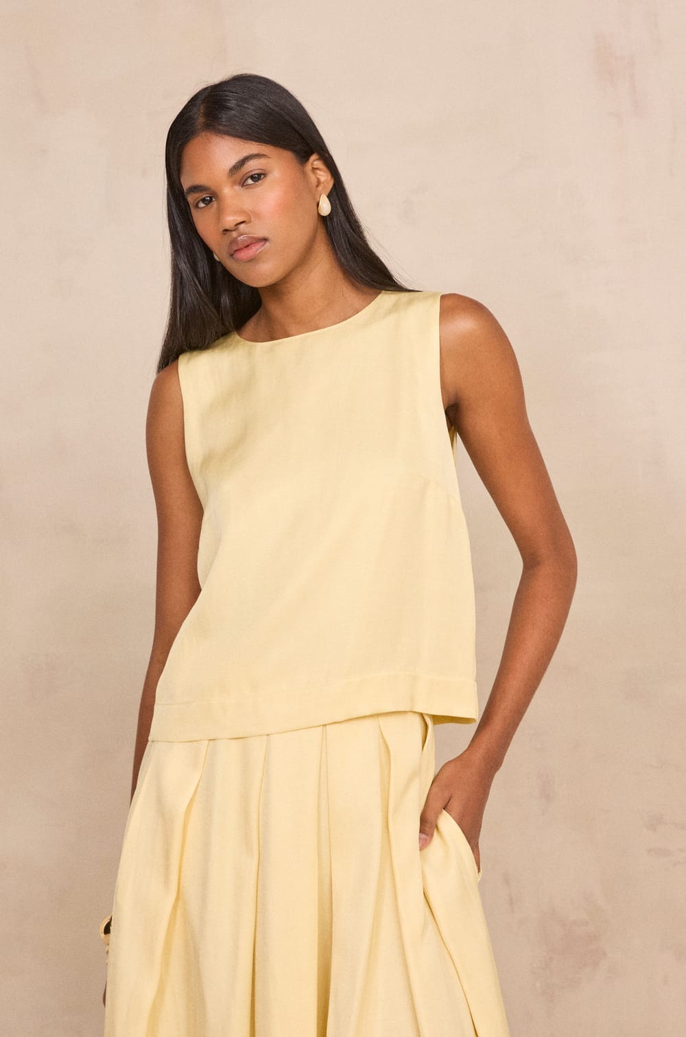 David sleeveless top;${refinementColor}