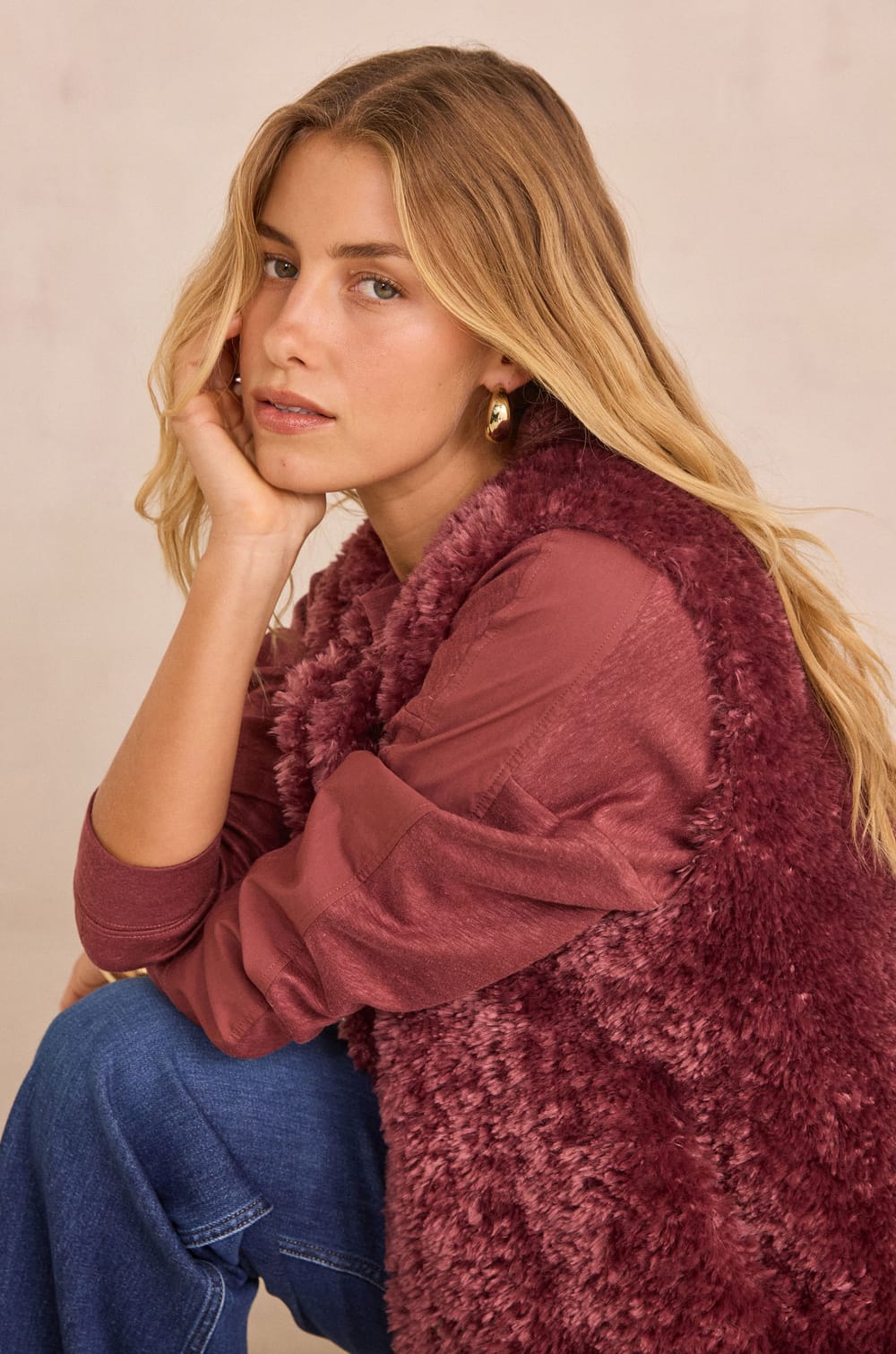 BROOKLYN fluffy sleeveless cardigan;${refinementColor}