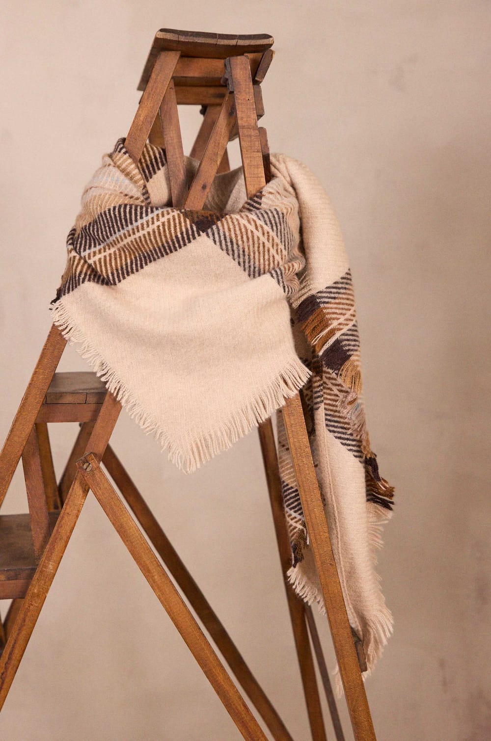 Cream scarf in mixed wool RAPHAEL;${refinementColor}