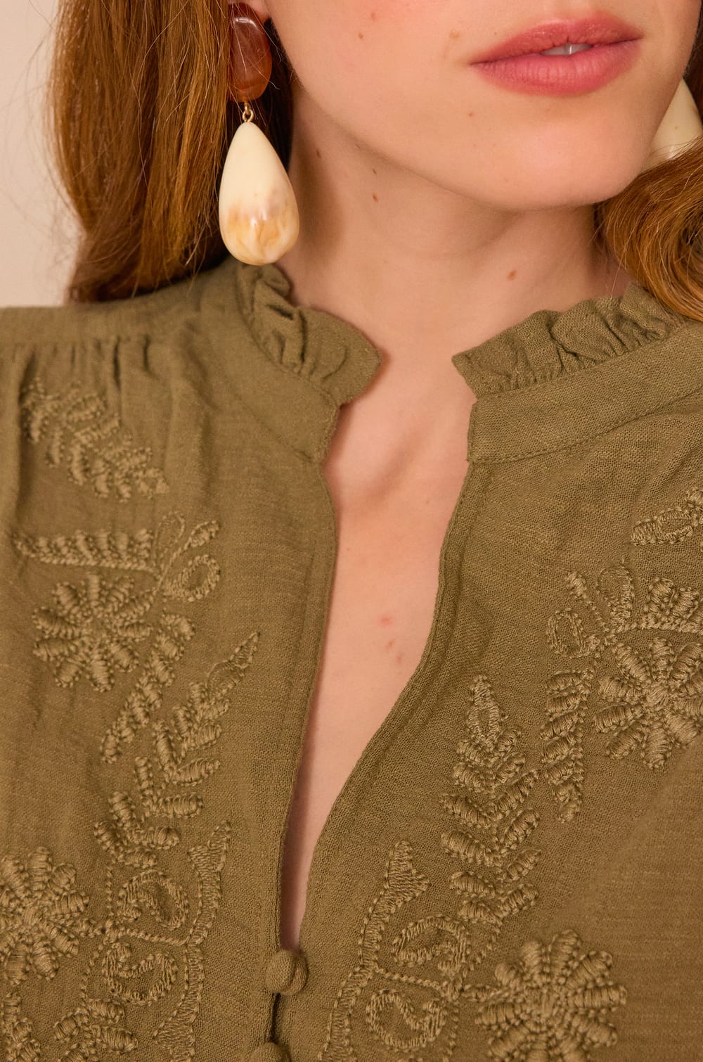 MALIA embroidered blouse in 100% cotton;${refinementColor}