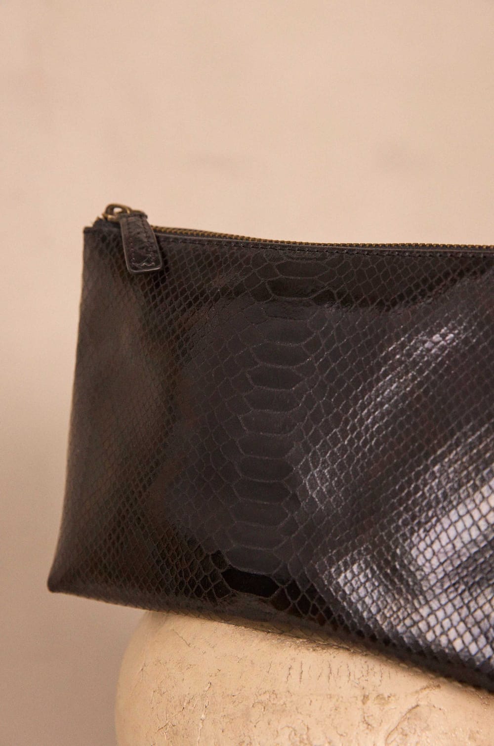 Black leather pouch LEON P POCKET XS;${refinementColor}