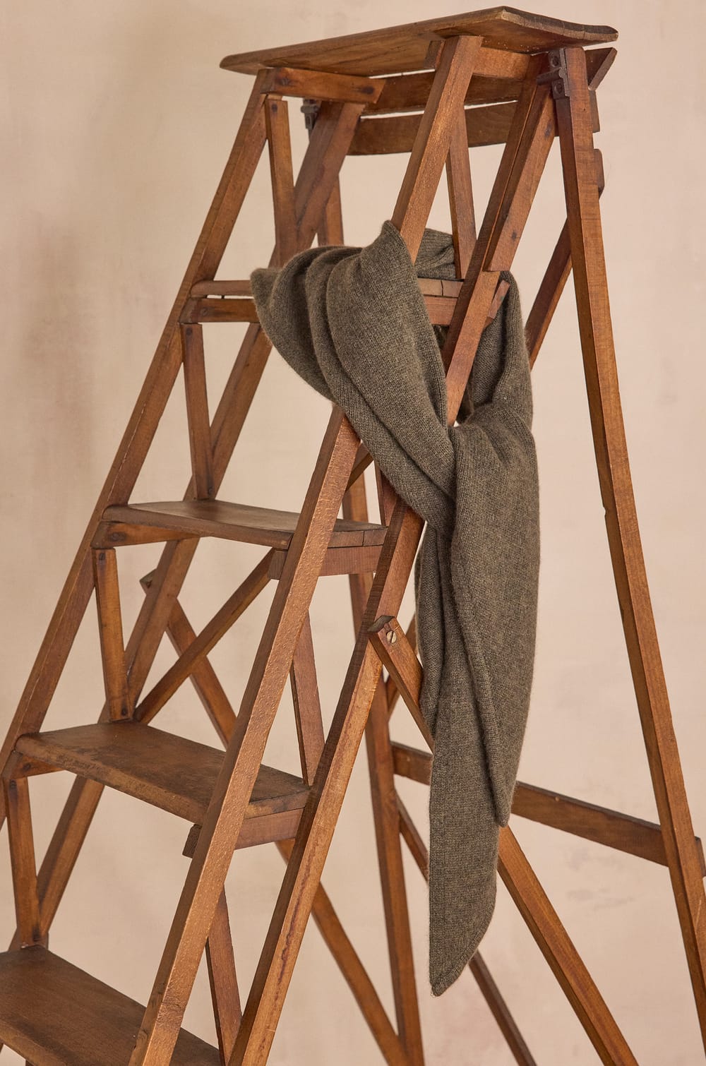 Triangle scarf in 100% 2-ply cashmere THOMAS;${refinementColor}