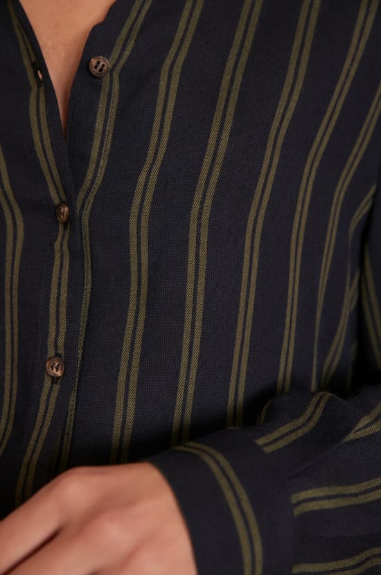 BESTY shirt;${refinementColor}