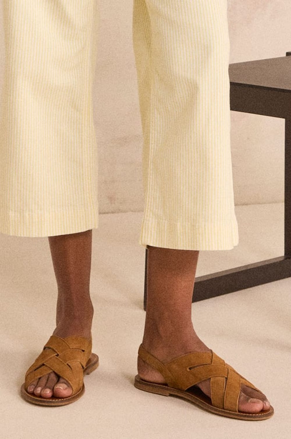 SOAN leather flat sandals;${refinementColor}