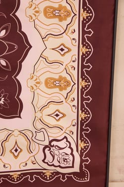 Foulard imprim&eacute; bordeaux en soie ROI;${refinementColor}