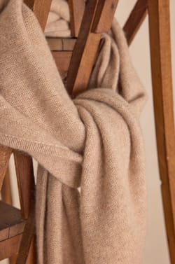 THOMAS scarf in 100% cashmere;${refinementColor}