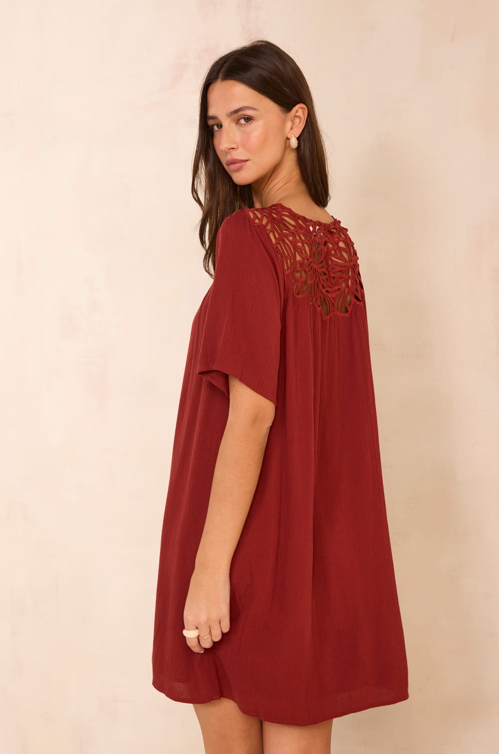 Straight dress with lace PERFECTION;${refinementColor}