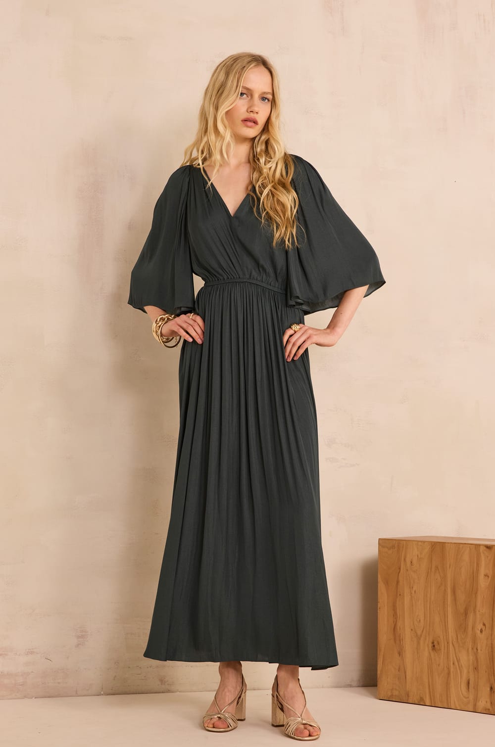Flowing dress PERLA;${refinementColor}