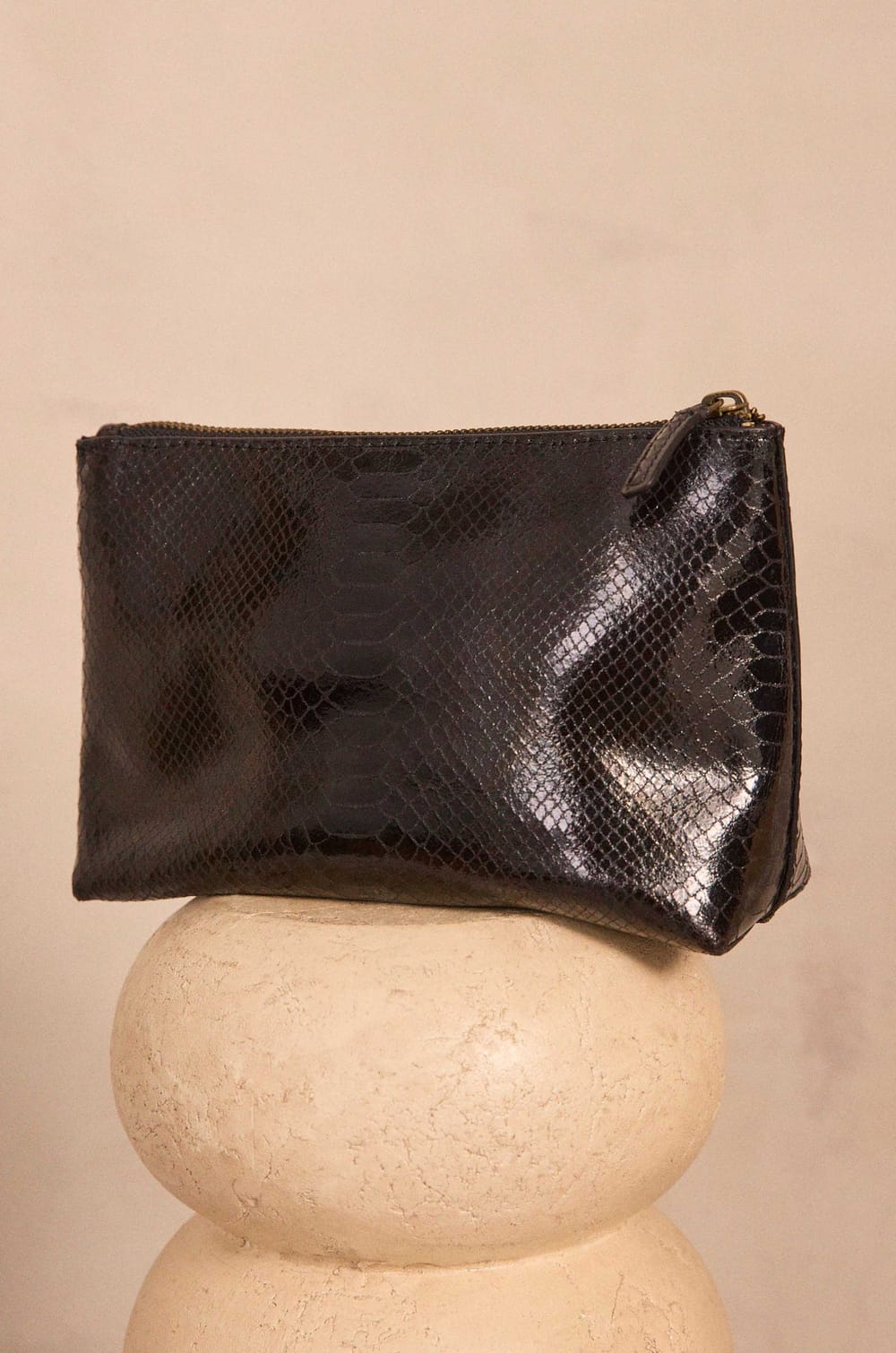 Black leather pouch LEON P POCKET XS;${refinementColor}