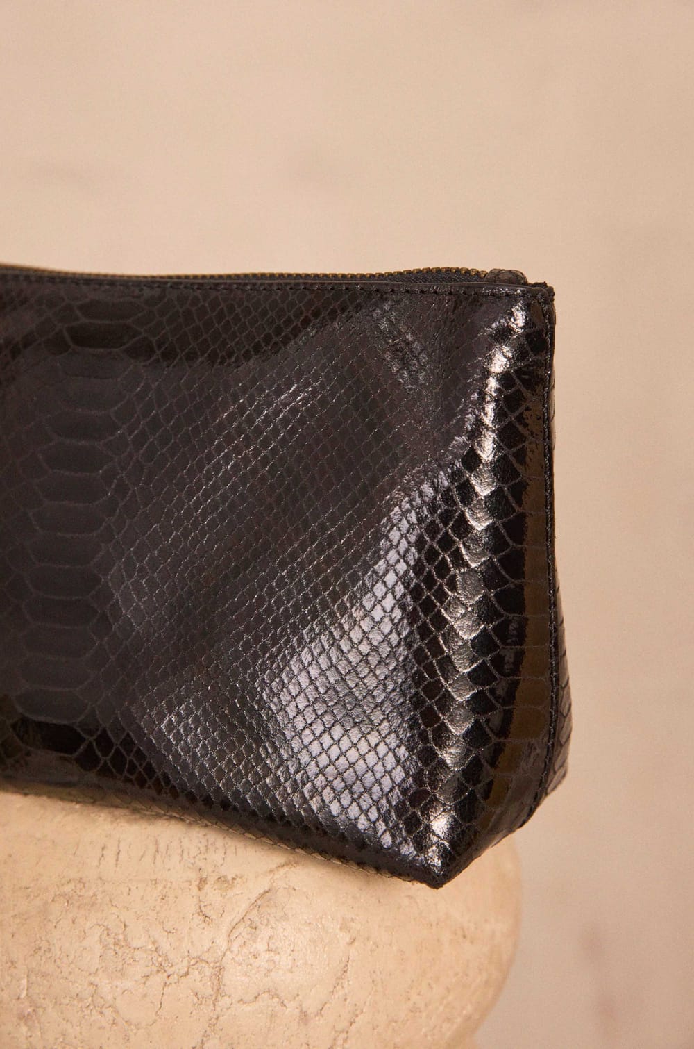 Black leather pouch LEON P POCKET XS;${refinementColor}