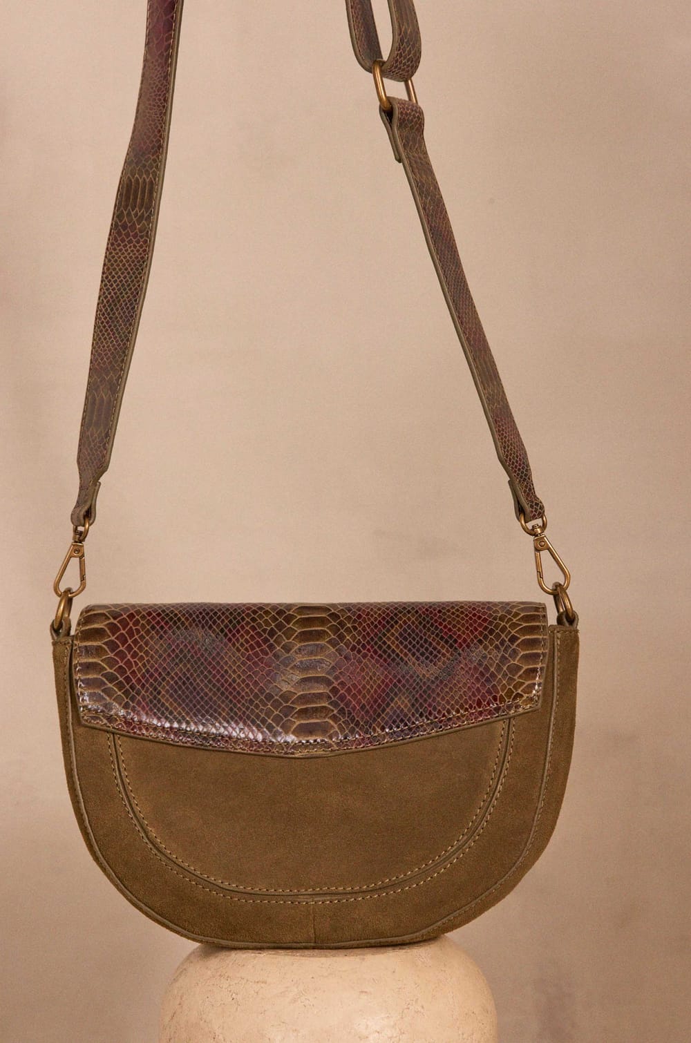 LEON leather banana;${refinementColor}