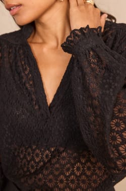 Blouse col V brod&eacute;e en coton DANIELA;${refinementColor}