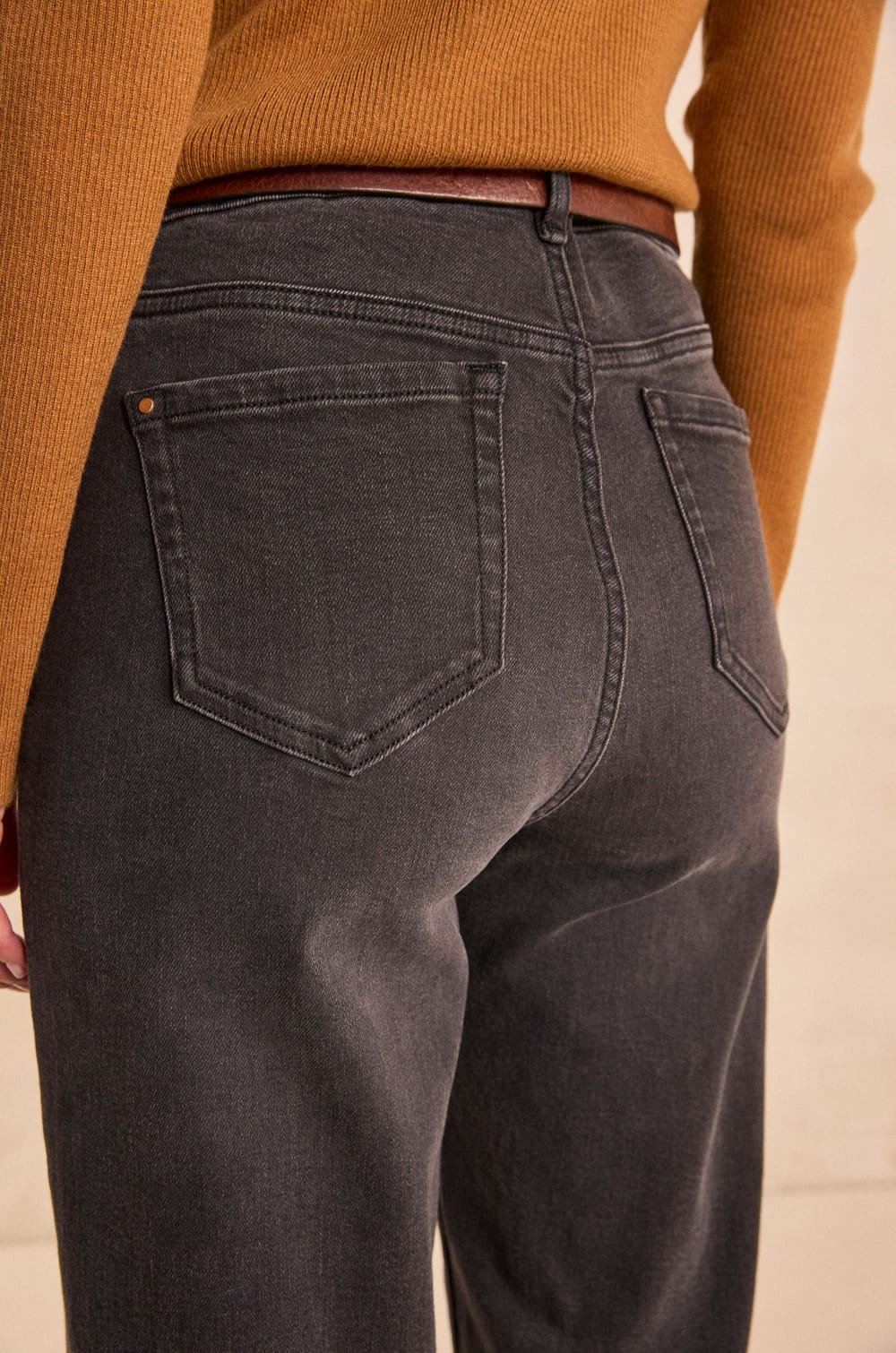 Jean right AGATHE;${refinementColor}