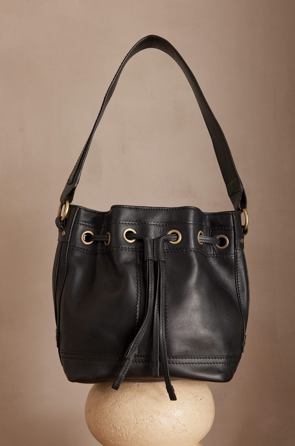 Sac seau LUCIEN en cuir;${refinementColor}