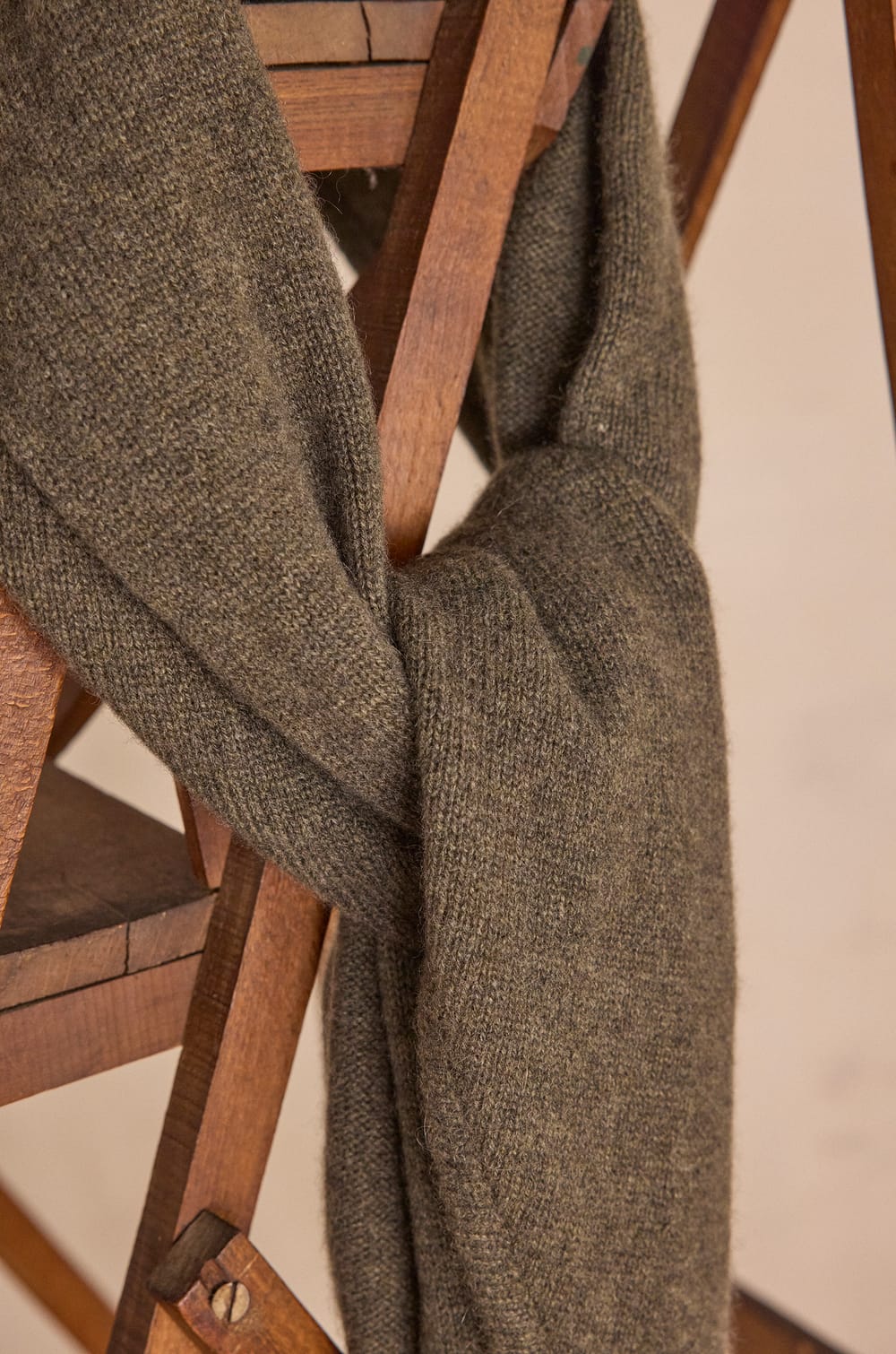 Triangle scarf in 100% 2-ply cashmere THOMAS;${refinementColor}