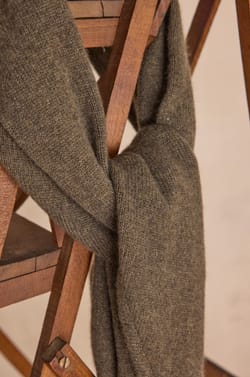 Triangle scarf in 100% 2-ply cashmere THOMAS;${refinementColor}