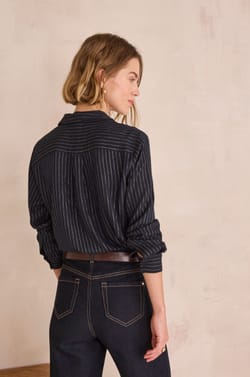 Chemise &agrave; fines rayures iris&eacute;es DONIA;${refinementColor}