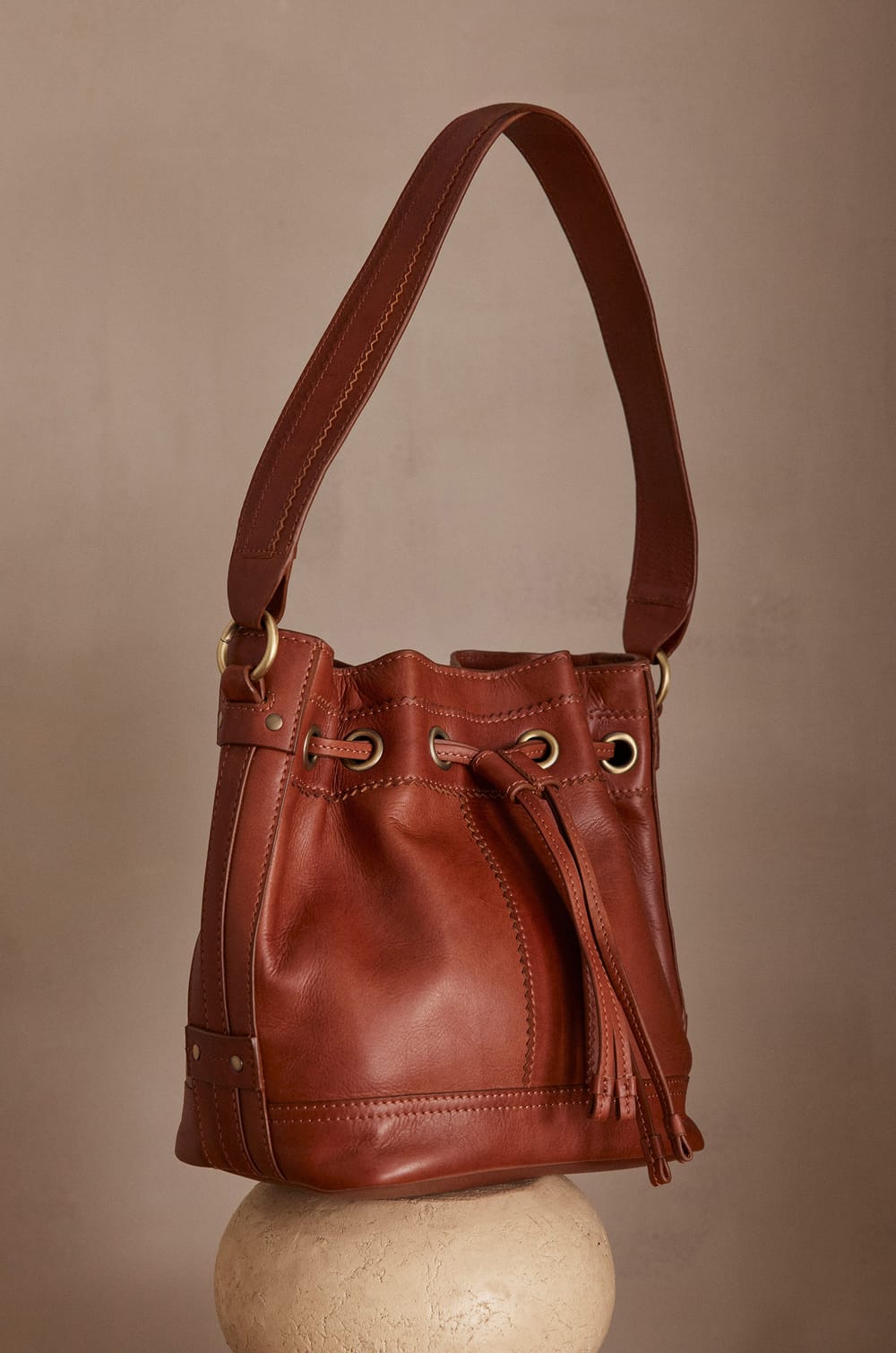 Sac seau en cuir LUCIEN;${refinementColor}