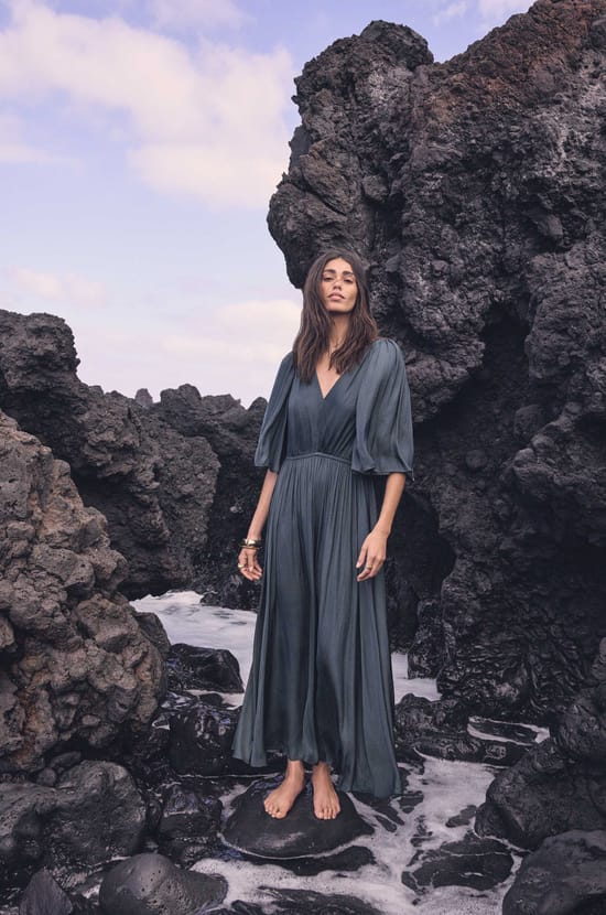 Flowing dress PERLA;${refinementColor}