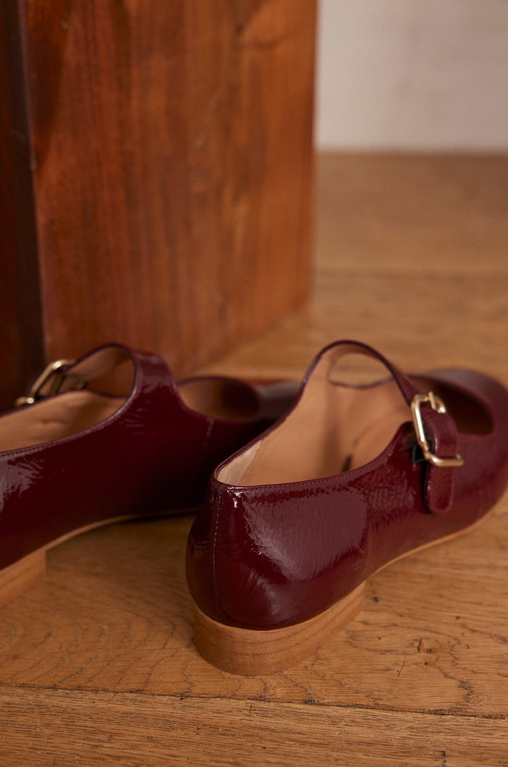 VELVET patent leather ballet flats;${refinementColor}