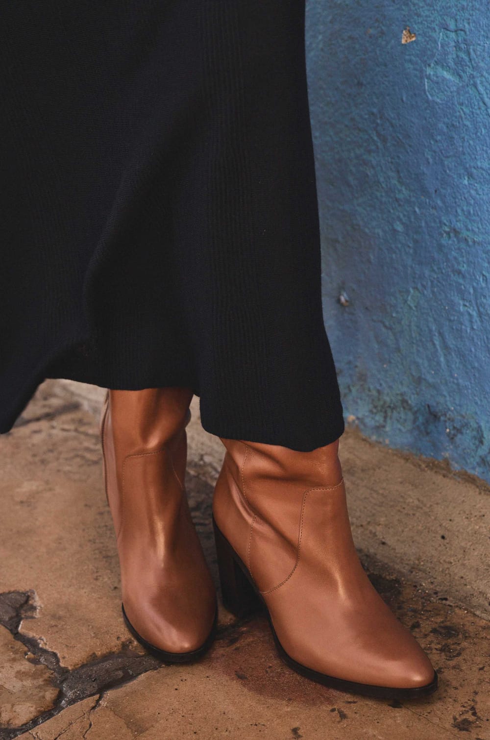 100% leather VANESSA boots;${refinementColor}