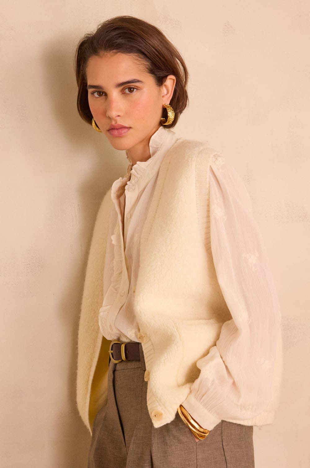 BORIS sleeveless cardigan in 100% wool;${refinementColor}