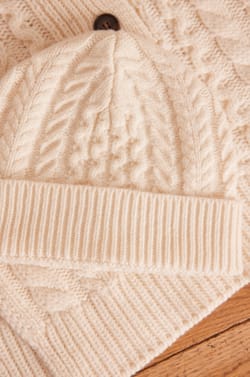 HOCHE cable knit hat;${refinementColor}