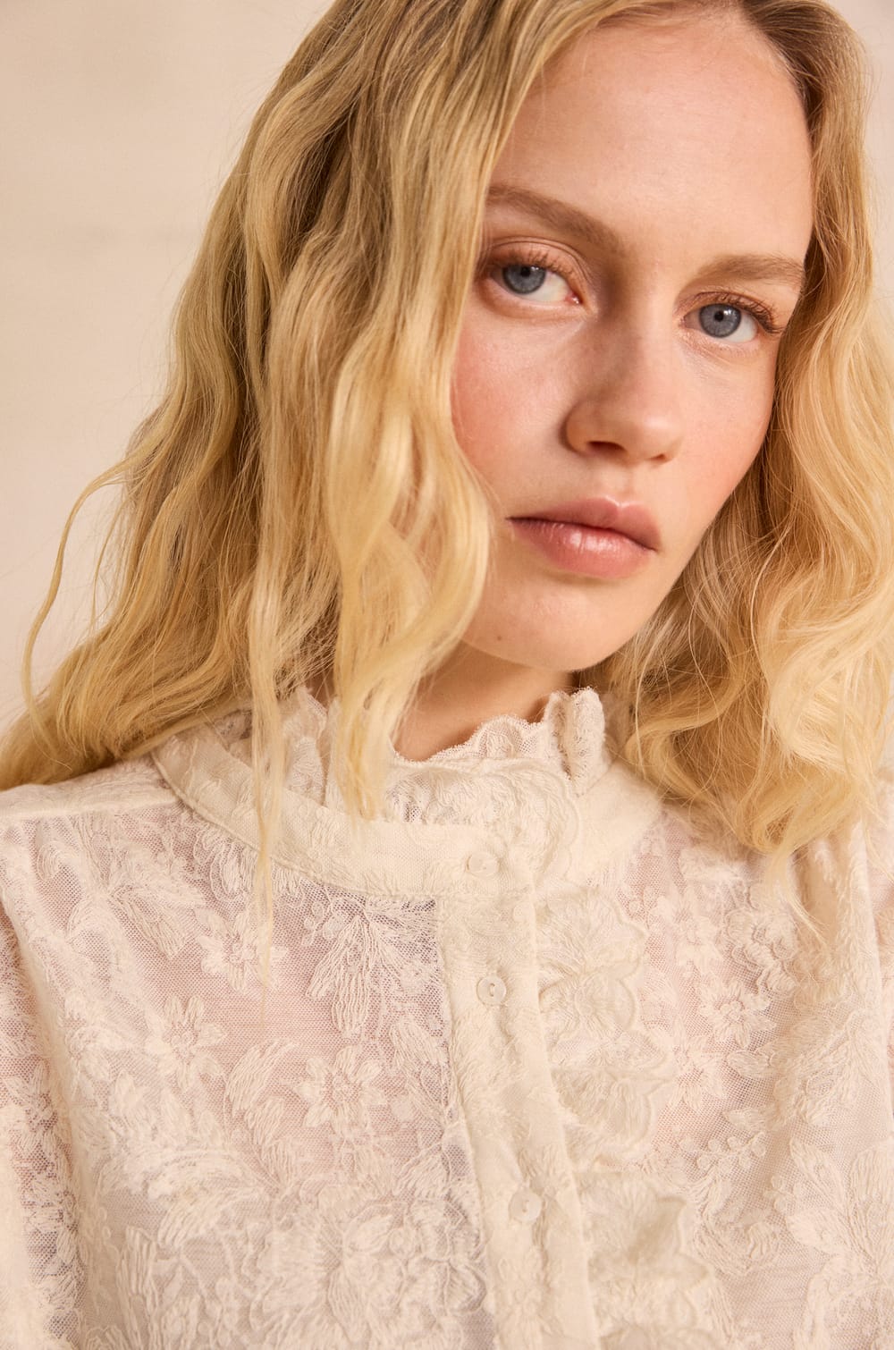 Lace blouse with puffed sleeves WONDER;${refinementColor}