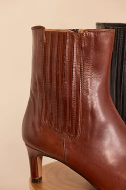 Bottines &agrave; talons bas en cuir ODILE;${refinementColor}