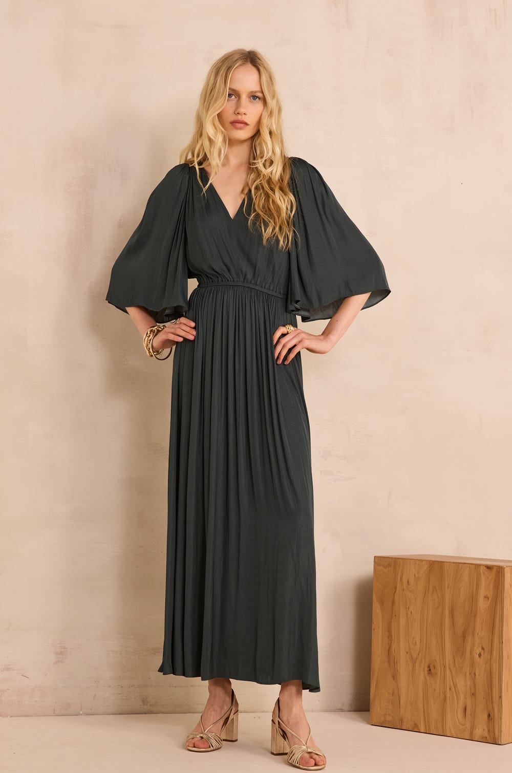 Flowing dress PERLA;${refinementColor}