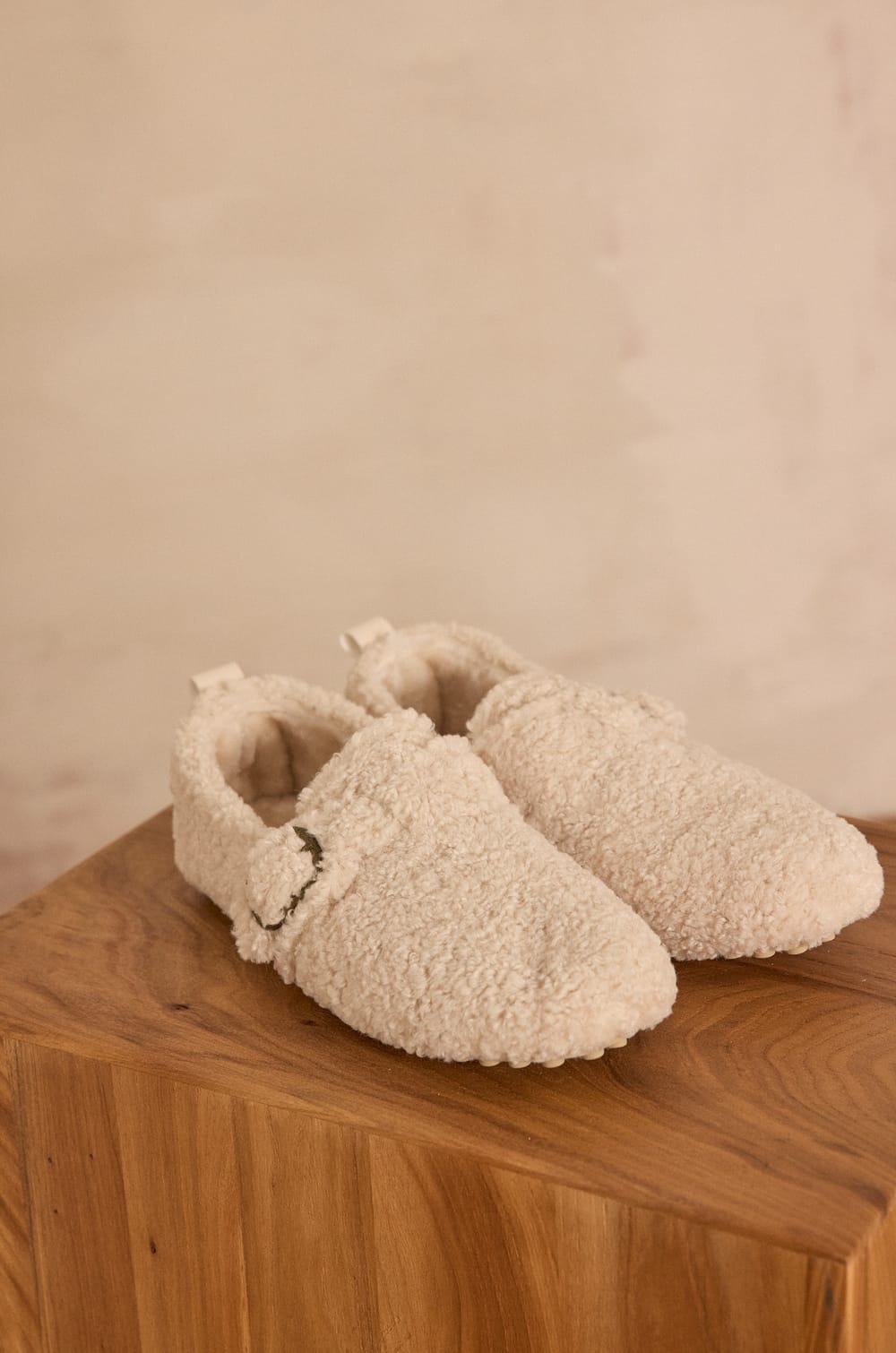 VOLF Slippers;${refinementColor}