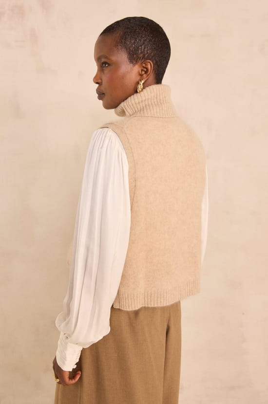 Light taupe wool sleeveless cape QUEEN;${refinementColor}