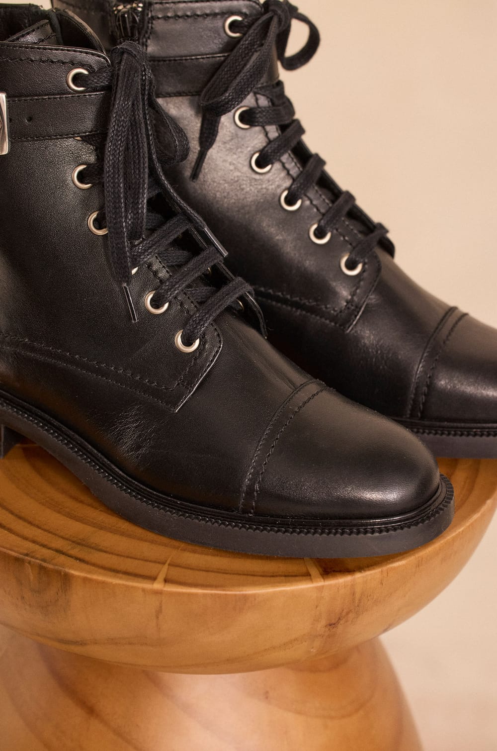 Flat leather boots ORANNE;${refinementColor}