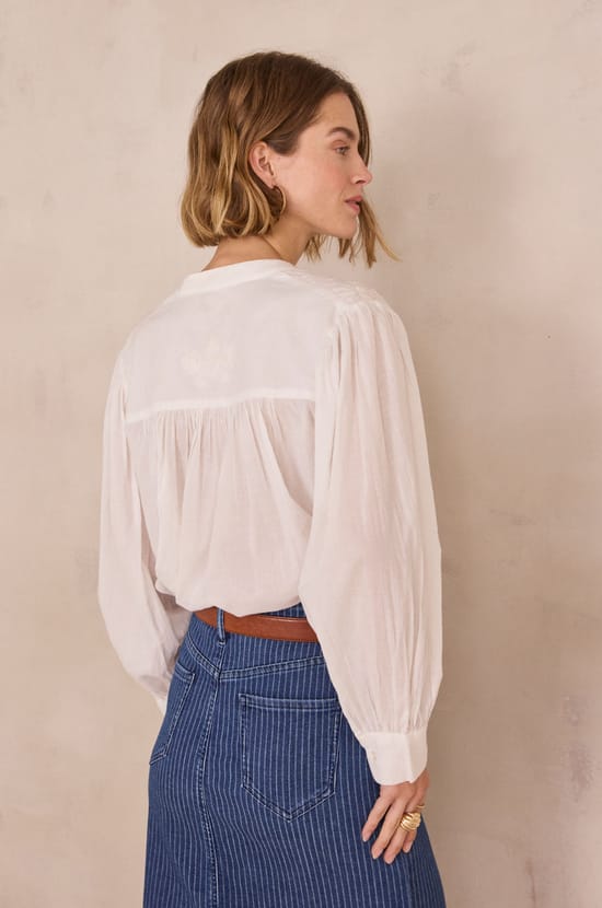 Blusa DARCIE con bordados florales de 100 % algod&oacute;n;${refinementColor}