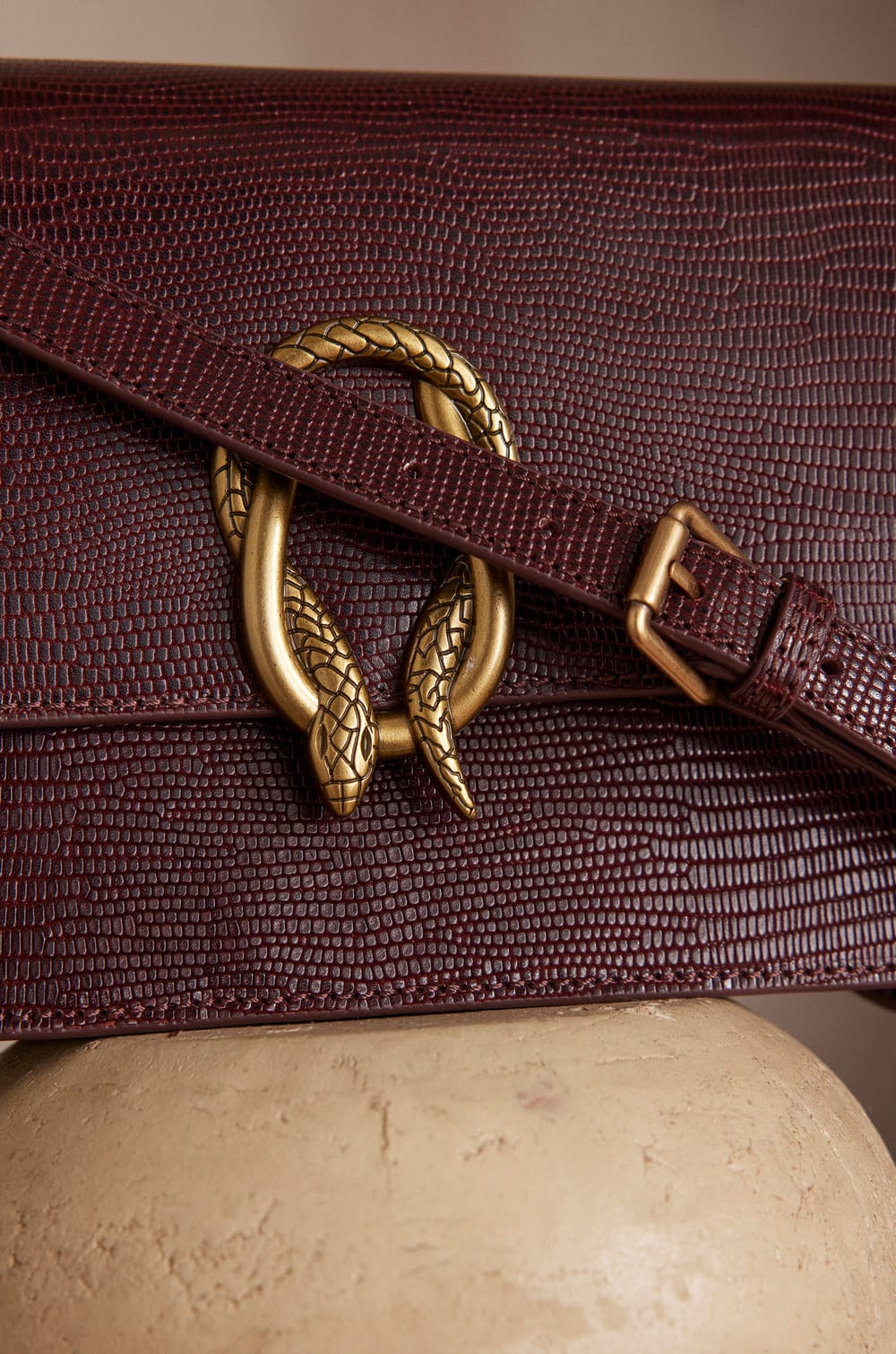 Sac bandoulière LEON en cuir;${refinementColor}