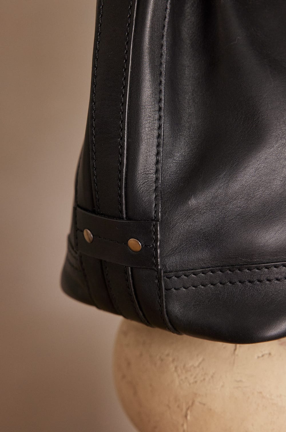 Sac seau LUCIEN en cuir;${refinementColor}