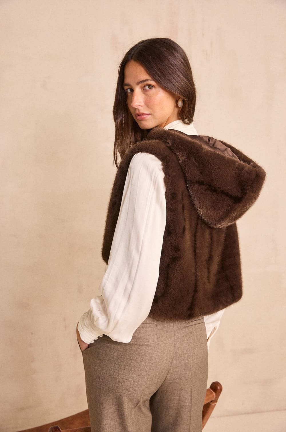 Sleeveless cape ROXIE;${refinementColor}
