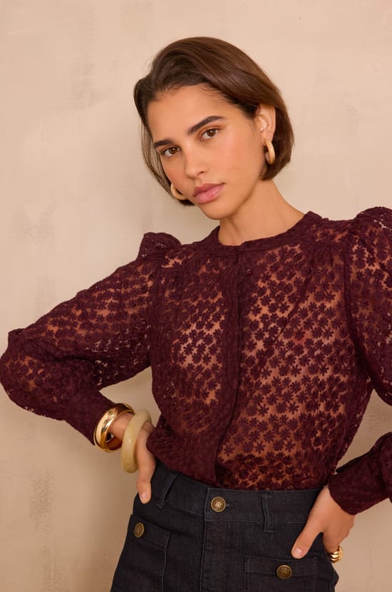 Embroidered CAMOMILLE blouse in cotton;${refinementColor}