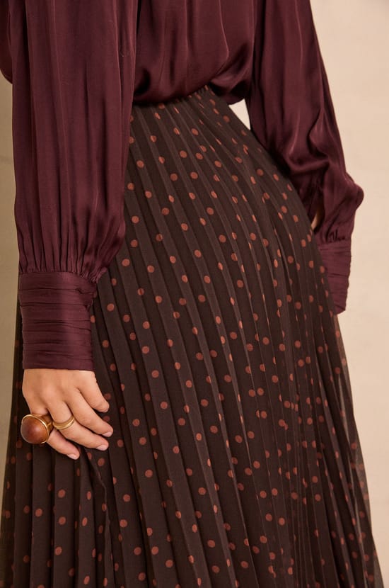 Burgundy pleated skirt VENUS;${refinementColor}