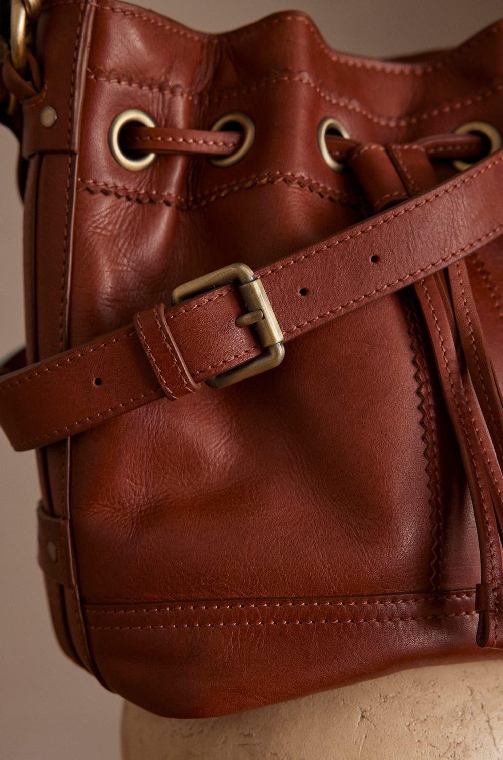 Sac seau en cuir LUCIEN;${refinementColor}