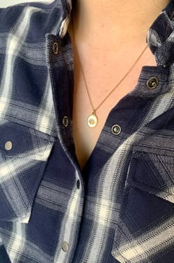 Collier médaille laqué lotus ivoire or Bijoux Léone;${refinementColor}